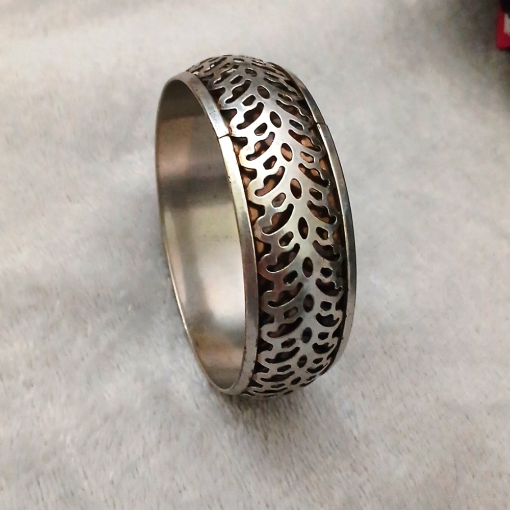 SILVERTONE CUTOUT BANGLE 7 IN
